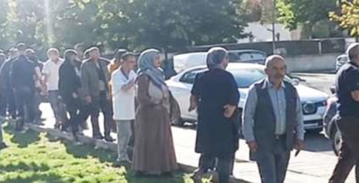 Emekliler ucuz kıyma için saatlerce kuyrukta