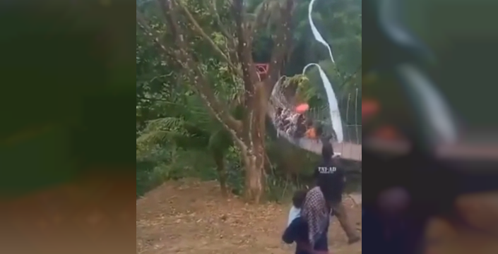 Endonezya'da köprü açılışında 50 kişi çıkınca halat koptu