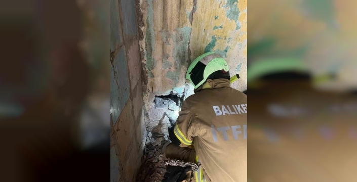 Erdek'te binalar arasına sıkışan kedi kurtarıldı