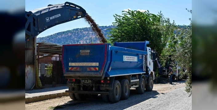 Gölmarmara'da NATO Caddesi sıcak asfaltla yenileniyor