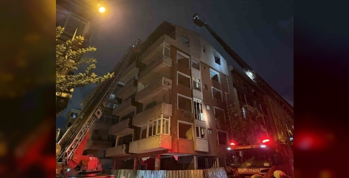 Güngören'de metruk binanın çatı katında yangın çıktı