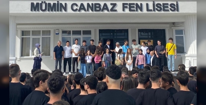 Hayırsever iş insanı okullu öğrencilere tablet ve telefon dağıttı