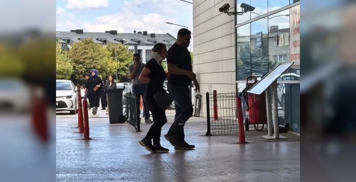 İnegöl'de otomobil bariyerlere çarptı: 2 yaralı