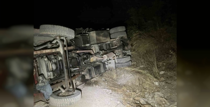 İş makinesi devrildi, sürücü camdan kurtarıldı
