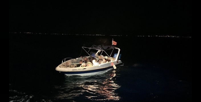 İzmir açıklarında 56 sığınmacı yakalandı