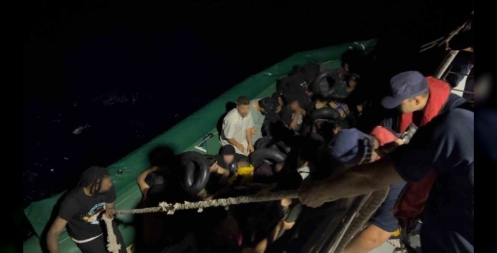 İzmir'de 56 düzensiz göçmen yakalandı, 20 kişi kurtarıldı