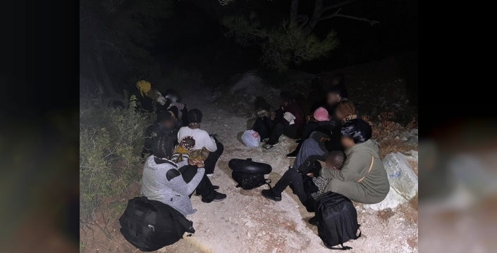 İzmir'de 73 düzensiz göçmen operasyonla yakalandı