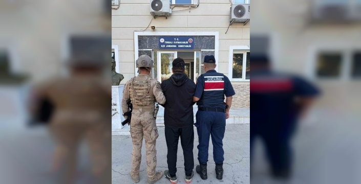 İzmir'de jandarma, hakkında hapis cezası bulunan firarileri yakaladı