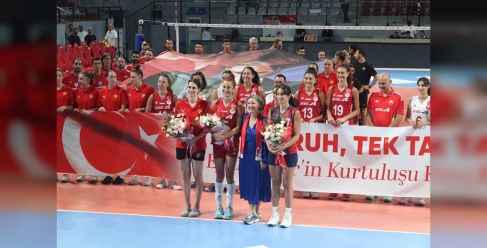 İzmir’in kurtuluşu, voleybol dostluk maçıyla kutlandı