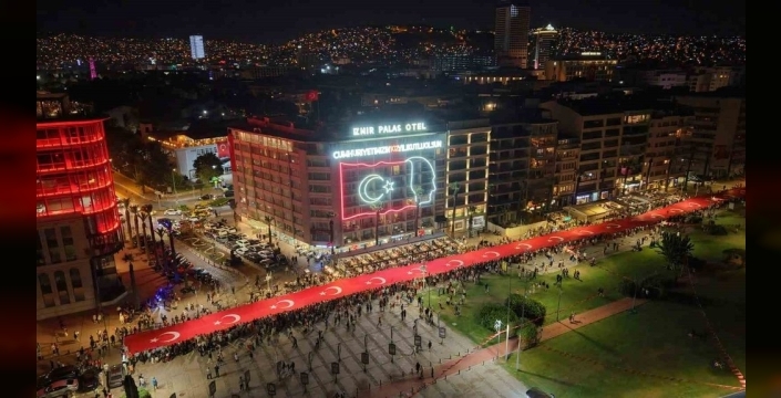 İzmir'in kurtuluşunun 104'üncü yıl dönümü fener alayıyla kutlandı