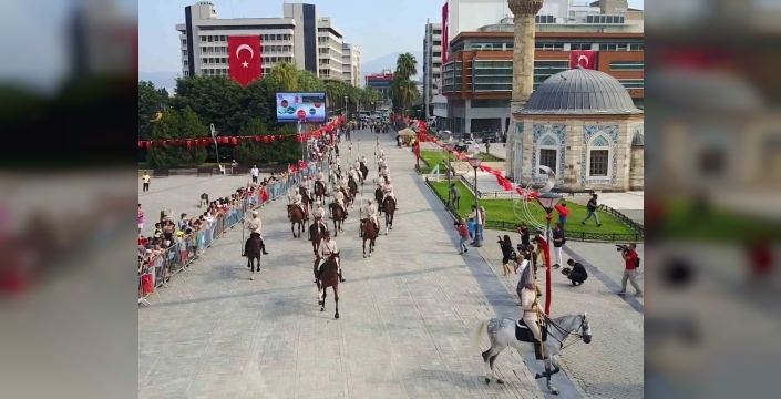 İzmir kurtuluşun 104. yılını kutluyor