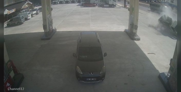 Kamyonet tadilattaki benzinliğe daldı