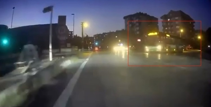 Kırmızı ışıkta geçen otobüs şoförünün ehliyetine el konuldu