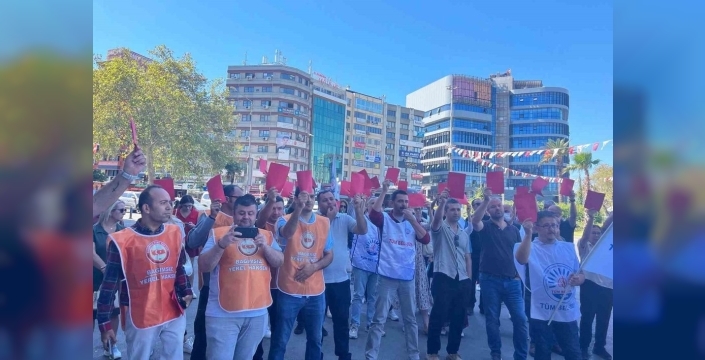 Konak Belediyesi işçileri hakları için kırmızı kart gösterdi