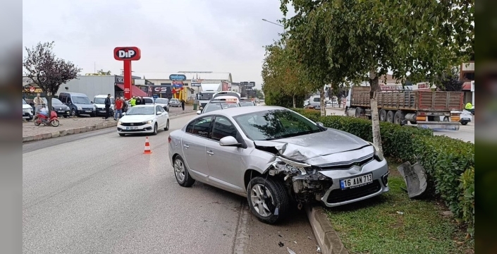 Kontrolden çıkan otomobil kamyonete ve park halindeki araçlara çarptı