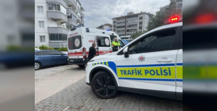 Kurye, aniden çıkan araç yüzünden kaza yaptı