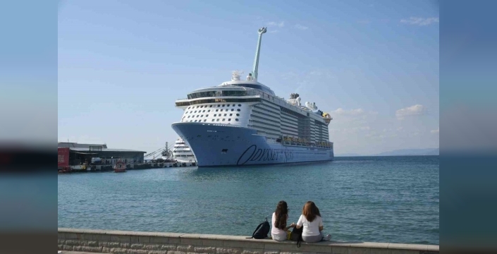 Kuşadası'na iki kruvaziyerle 4 bin 694 turist ulaştı