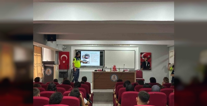 Kuşadası'nda öğrencilere trafik güvenliği semineri verildi