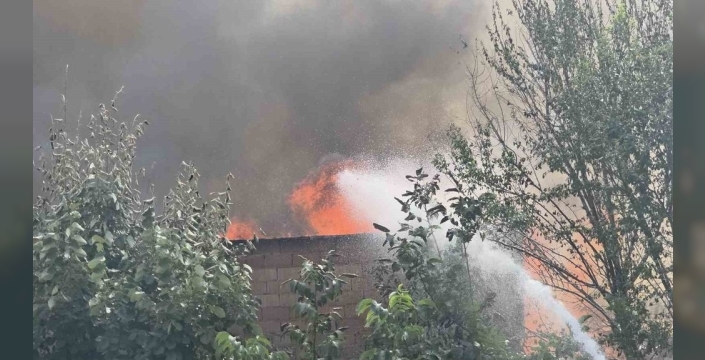 Kütahya'da çıkan yangın 3 yapıyı küle çevirdi