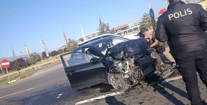 Kütahya'da iki otomobil çarpıştı, 6 kişi yaralandı