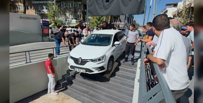 Kütahya'da otomobil, marketin merdivenlerinde asılı kaldı
