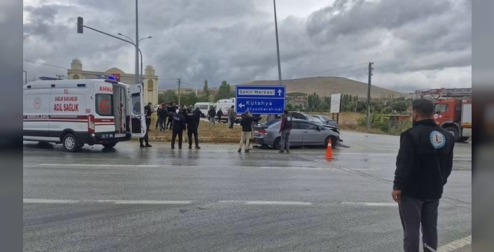 Kütahya'da otomobiller çarpıştı: 2 ölü, 8 yaralı