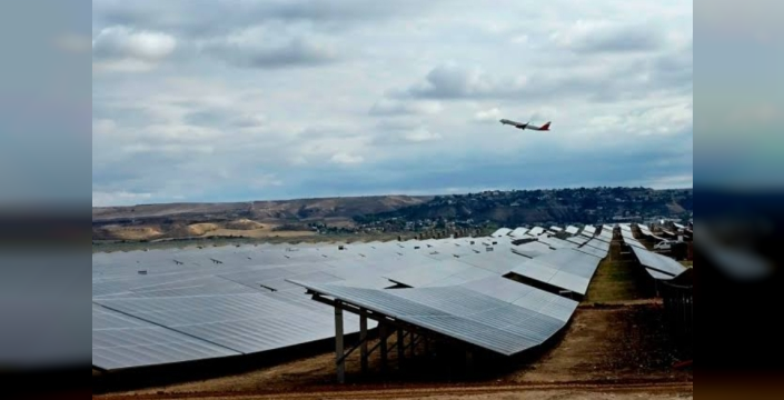 Madrid Havalimanı'na dev güneş enerjisi santrali kuruldu