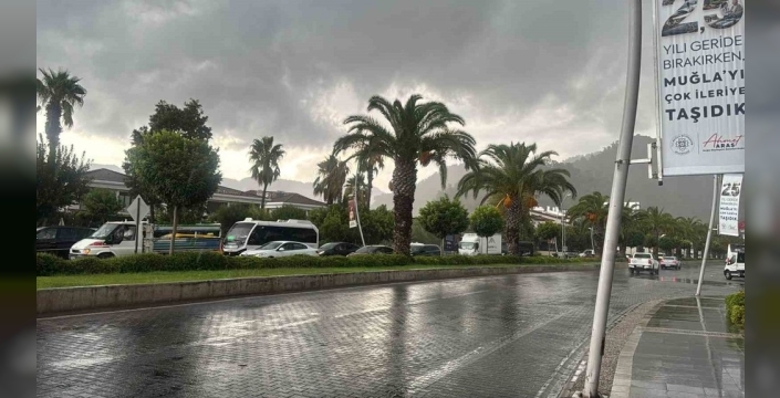 Marmaris'te sağanak yağış etkili olmaya başladı