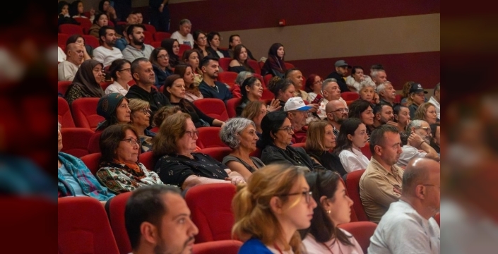 Marmaris'te tiyatro gösterisi büyük ilgi gördü
