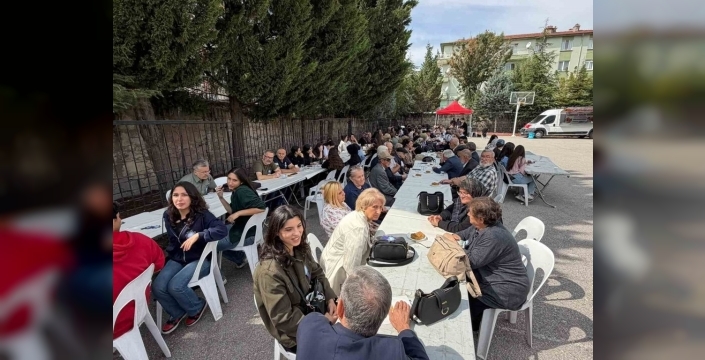 Mezunlar 40 yıl sonra okul bahçesinde buluştu