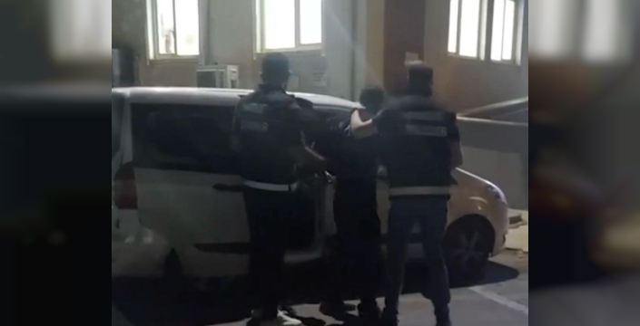 Midelerinde uyuşturucu taşıyan 2 kişi tutuklandı
