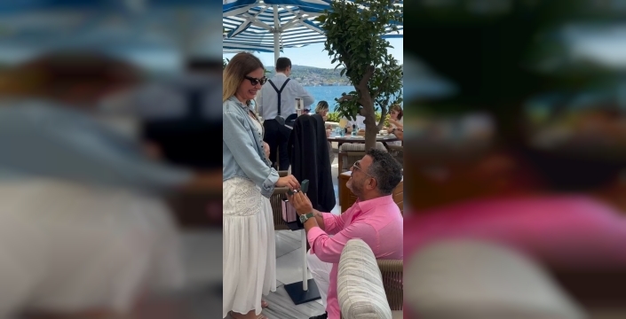 Midyeci Ahmet, sevgilisine evlilik teklif etti