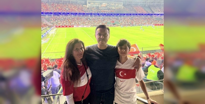 Milletvekili Hatipoğlu milli maçı ailesiyle izledi