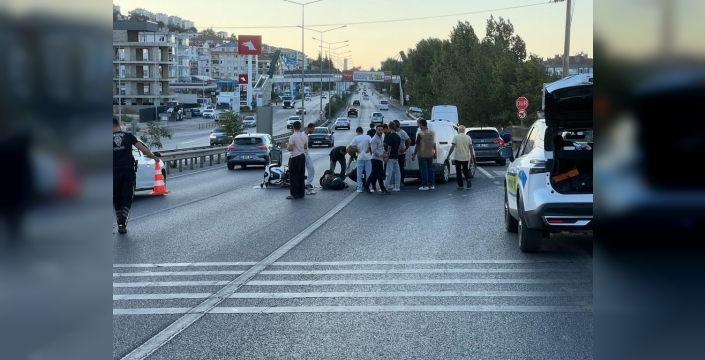 Motosiklet otomobile arkadan çarptı: 1 yaralı