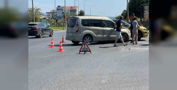 Mudanya'da kavşakta iki otomobil çarpıştı, 1 kişi yaralandı