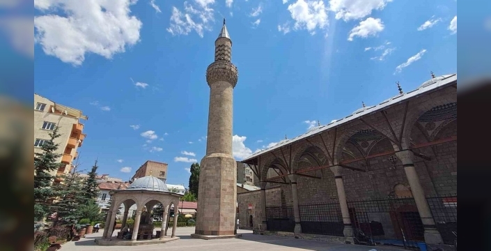 Murat Paşa Camii'nin minaresi, eski camiden kalma