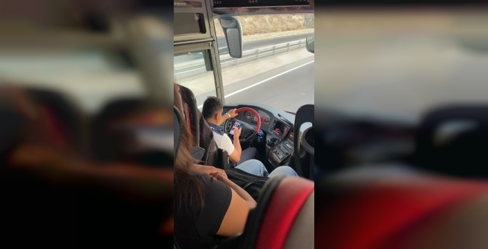 Otobüs şoförü seyirde müzik dinledi