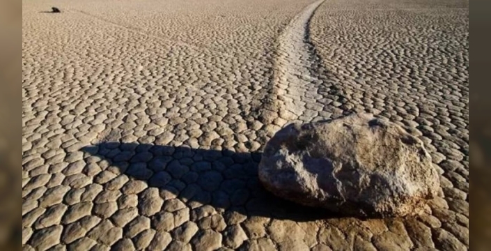 Racetrack Playa'daki taşların hareket nedeni açıklandı