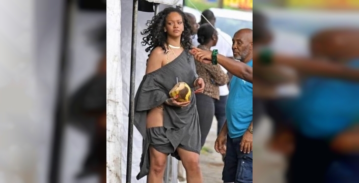 Rihanna, Barbados'ta cesur elbisesiyle dikkat çekti