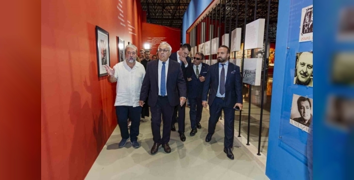 Rusya Büyükelçisi İzmir'deki Nâzım Hikmet sergisini gezdi