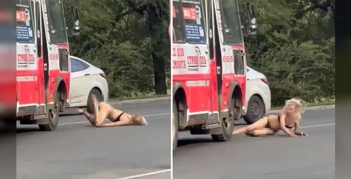 Rusya'da yarı çıplak kadın araç trafiğini tehlikeye attı