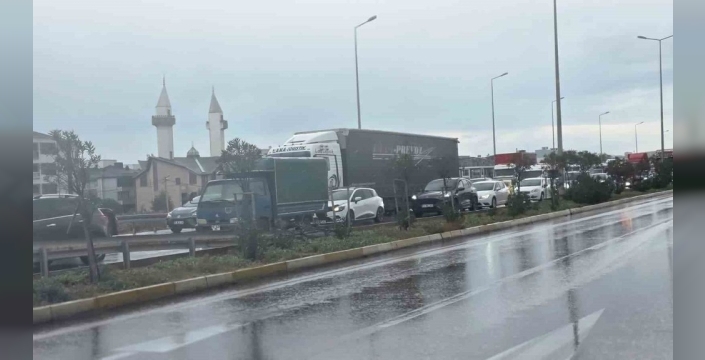Rüzgar gülü parçası taşıyan tıra otomobil çarptı: 4 yaralı
