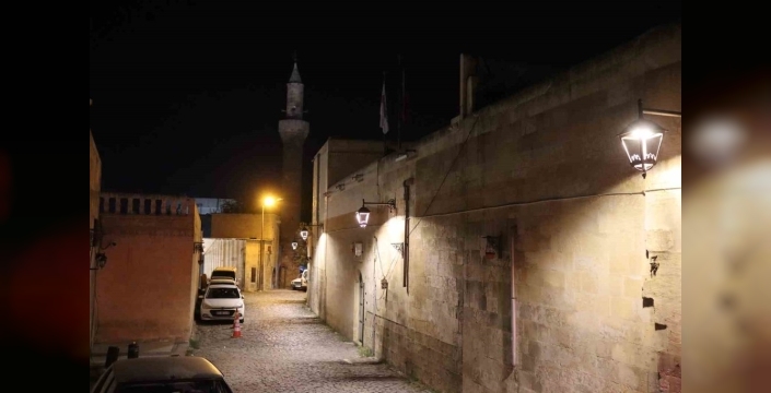 Şanlıurfa'nın tarihi sokakları modern aydınlatma ile güzelleştirildi