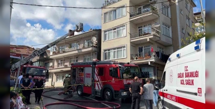 Sarıyer'de iki binanın çatısı alevlere teslim oldu
