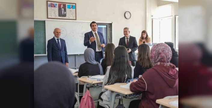 Şehitkamil Belediyesi'nden üniversite öğrencilerine ulaşım desteği
