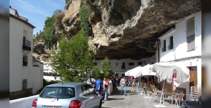 Setenil de las Bodegas'ta dev kayalar evleri koruyor