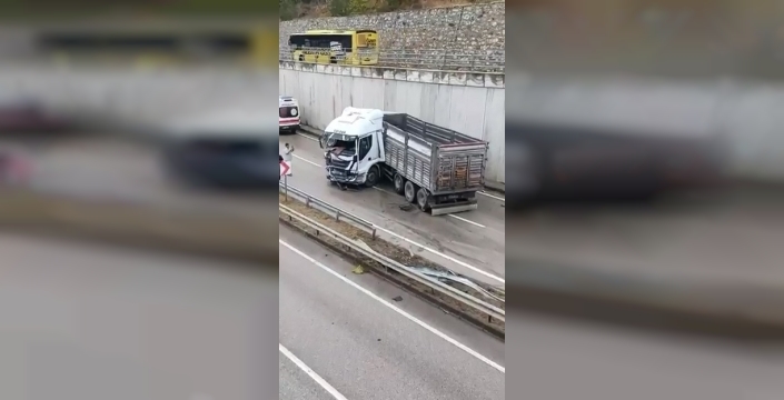 Tır kaygan zeminde makasladı: Sürücü yaralandı