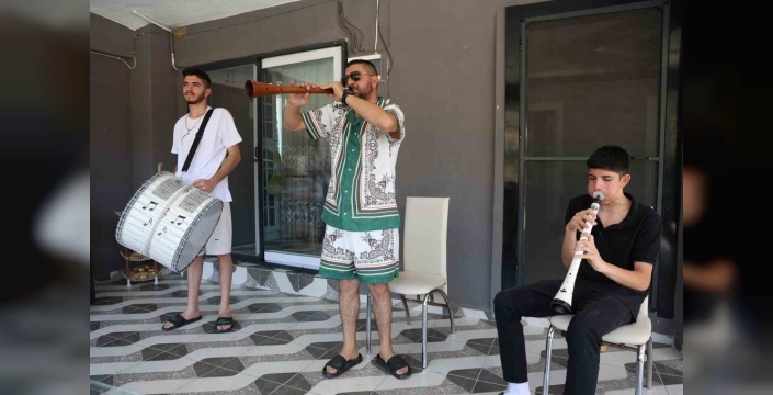 Tosun ailesinin evi, müzik dolu bir yaşam sunuyor