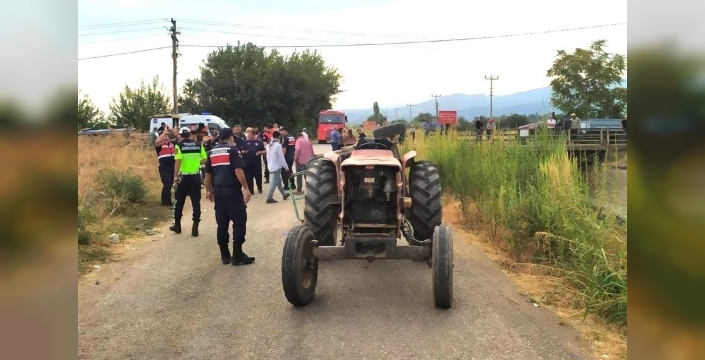 Turgutlu'da işçi taşıyan traktör kasası devrildi, 4 yaralı