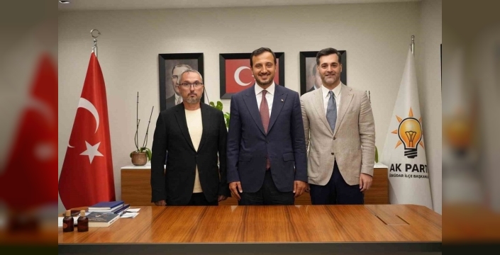 Üsküdar'da dört CHP’li meclis üyesi AK Parti'ye geçti